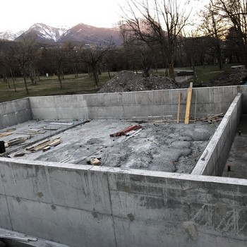 Construction d'une piscine (apres elevation des murs en beton).jpg